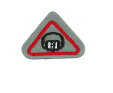 Warnschild mit Kopfhörersymbol für Lärmschutz am Arbeitsplatz, auf Stoff gestickt, dreieckige Form, blau, rot und schwarz, Symbol für Gehörschutz, Arbeitsschutz.