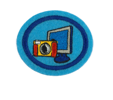 Zentrallager Patch mit Computer und Kamera, symbolisiert digitale Lagerverwaltung und Fotodokumentation, robuste Stickerei, ideal für Lagerpersonal, hochwertige Umsetzung für professionelle Ausstattung.
