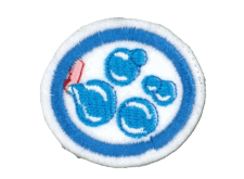 Bilder von einem Wachstuch mit einem blauen Bakterien-Design, geeignet für Hygienemqntoren und Berufsbekleidung in zentralen Lagereinrichtungen.