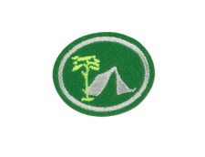 Grünes Zentrallager-Logo mit Baum und Zelt Stickerei, symbolisiert Nachhaltigkeit und Lagerorganisation, ideal für das Advent-Verlag Zentrallager.