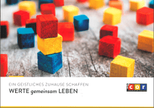 Farbenfrohe Spielwürfel auf Holztisch, symbolisieren Gemeinschaft, Werte und Zusammenhalt in der Kirche, ideal für Themen wie geistliches Zuhause, Werte und gemeinsames Leben.