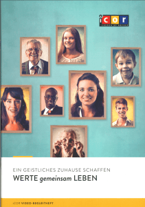 Bunte Portraitfotos an einer Wand im Rahmen, symbolisieren Vielfalt und Gemeinschaft in einer Kirche oder religiösen Gemeinschaft.