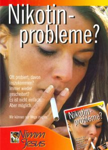 Rauchende junge Frau, die über Nikotinprobleme nachdenkt, mit Zigarettensymbol und Kontaktflächen, geeignet für Aufklärungskampagnen zum Thema Nikotinsucht und Raucherentwöhnung.