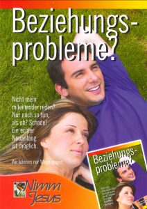 Beziehungsprobleme, Paar liegt entspannt auf der Wiese, glückliches Paar, Konfliktlösung in Beziehungen, Kommunikationsprobleme, Partnerschaftsthemen, Eheberatung, emotionales Wohlbefinden, Liebe und Beziehung, Konfliktmanagement in Partnerschaften.