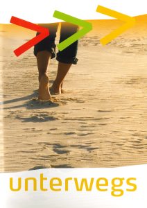 Kreative Pfeil-Symbole auf Sandstrand, symbolisieren Navigation und Wegweiser, passend zu Themen wie unterwegs, Reisen und Orientierung in der Natur.