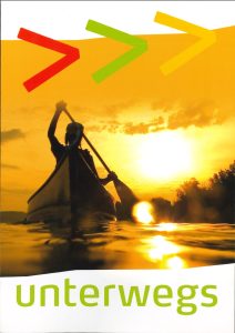 Fahrender Paddler in einem Kanu bei Sonnenuntergang auf einem Fluss, symbolisiert unterwegs sein, Outdoor-Aktivitäten und Natur.