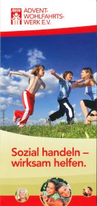 Spielerisches Kind mit blauer Jacke und Mädchen mit buntem Streifen shirt, fröhlich im Park, Kinder, Spielen, Freude, Gemeinschaft, Natur, Aktivitäten, soziale Interaktion.