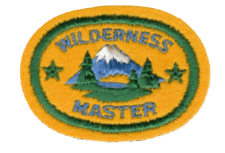 Wilderness Master Abzeichen mit Berg, Bäumen und Sternen, symbolisiert Natur- und Outdoor-Aktivitäten für Kinder und Jugendliche in Deutschland.