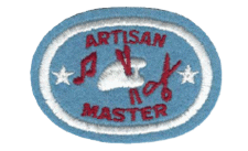 Hochwertiges Stickerei-Logo mit dem Text "Artisan Master" und Symbolen für Handwerkskunst, ideal für Kleidung und Textilien. Perfekt für Qualitätsmarken im handwerklichen Bereich.