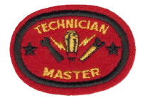 Technician Master Flickenaufnäher mit Werkzeug und Blitz, für technische Fähigkeiten und Handwerkskunst, auf rotem Hintergrund.