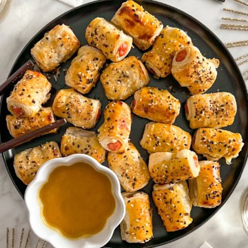 A round platter of Air-Fried Everything Bagel seasoning Pigs in a Blanket