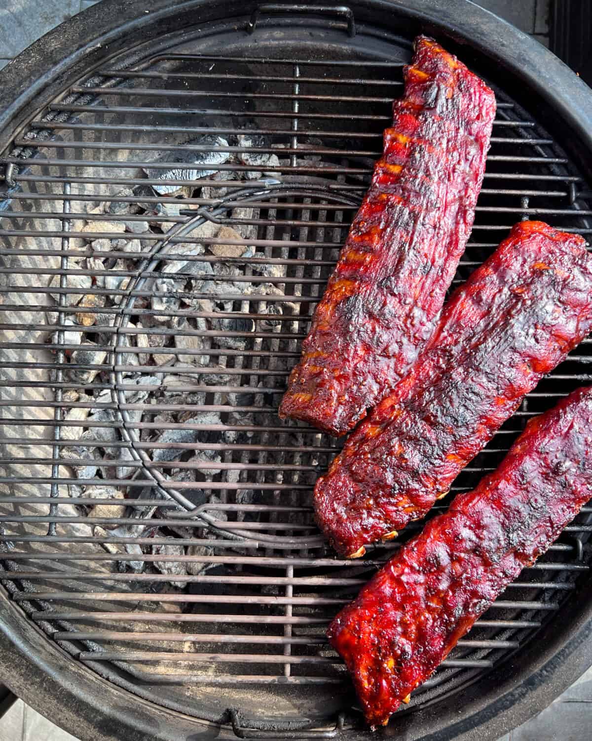 Flip the ribs, brush the meat side with the BBQ sauce, cook over the direct heat for 3-4 minutes until the bottom is slightly charred.