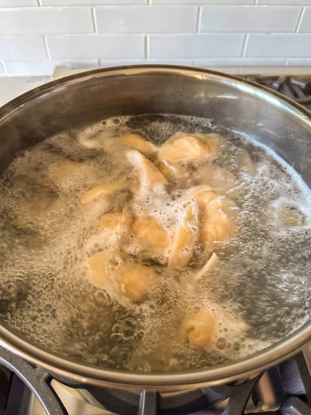 Boiling wontons for 2-3 minutes.