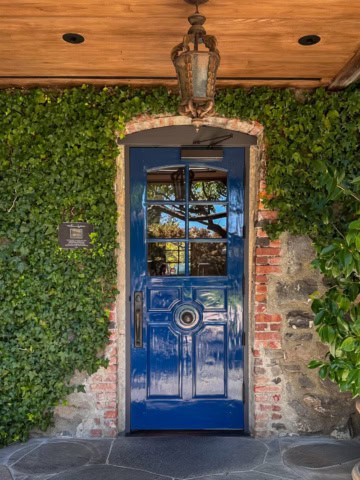 The French Laundry with its iconic blue door and ivy-covered façade.