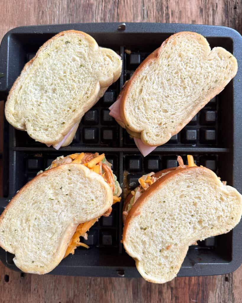 Add the last piece of bread then close the lid.