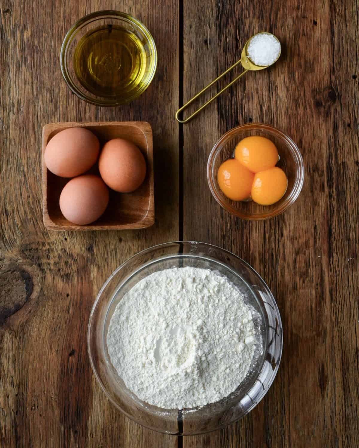 Five ingredients needed for egg pasta.