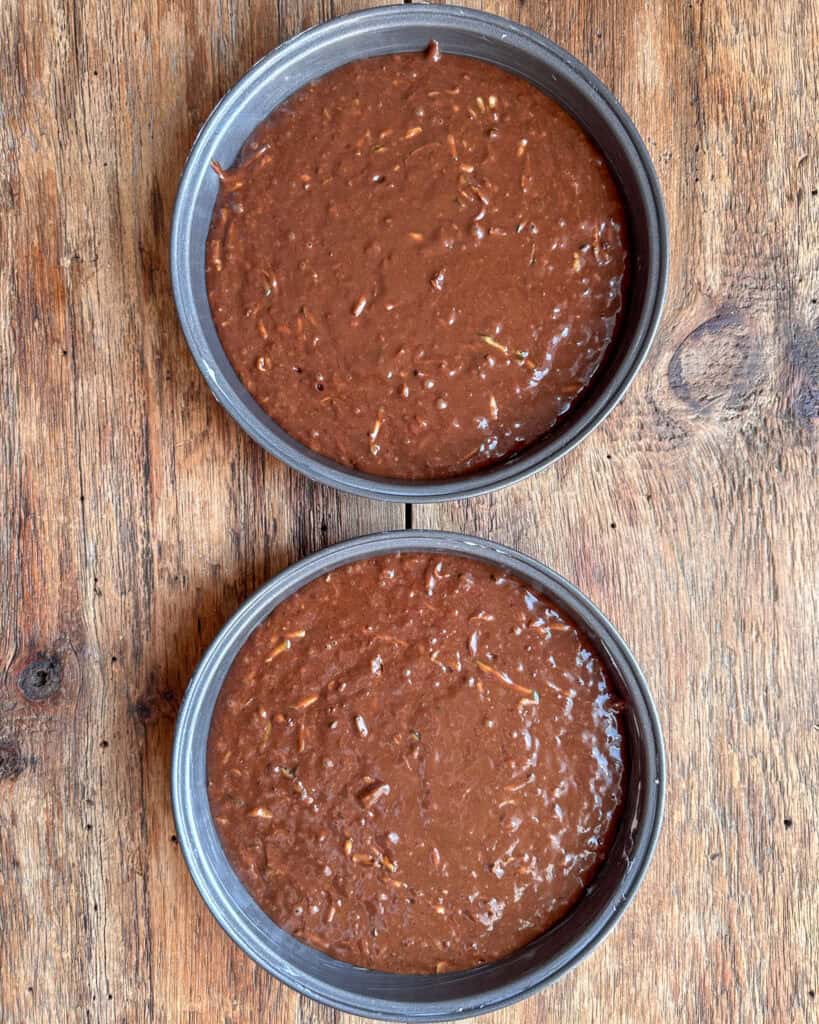 Divide the chocolate cake with hazelnuts batter into two pans.