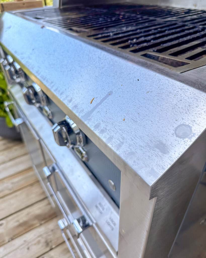 Hestan grill exterior that needs to be clean.