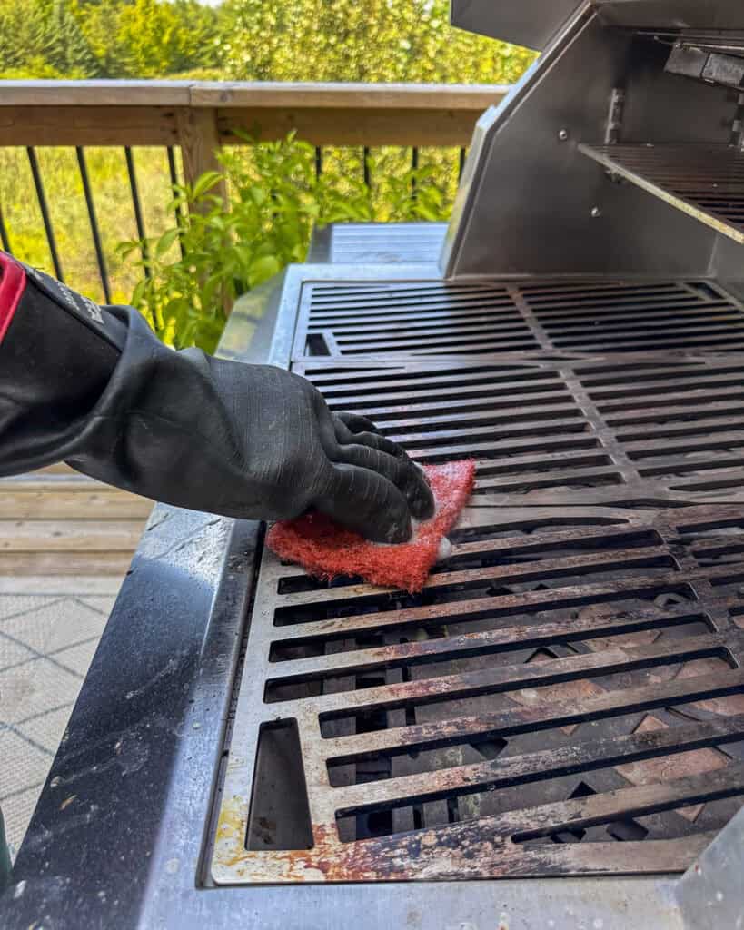 The easiest way to clean gas grill with gloves and griddle pads.