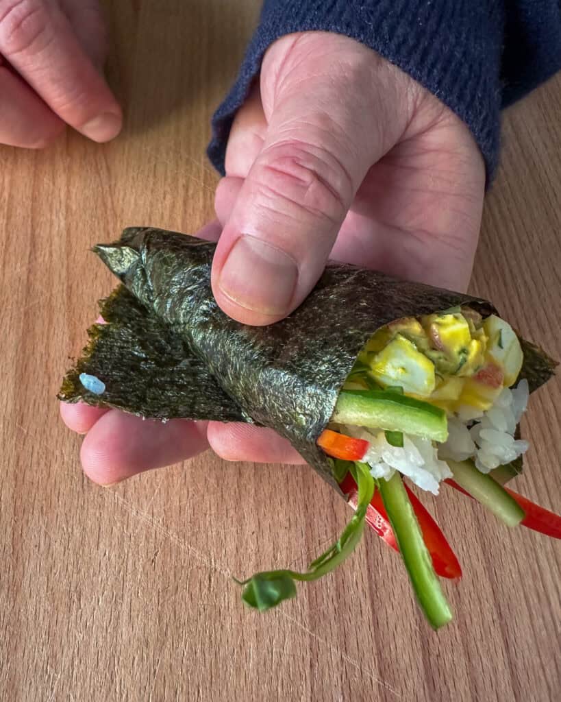 How to roll temaki - seal the temaki with a piece of rice.