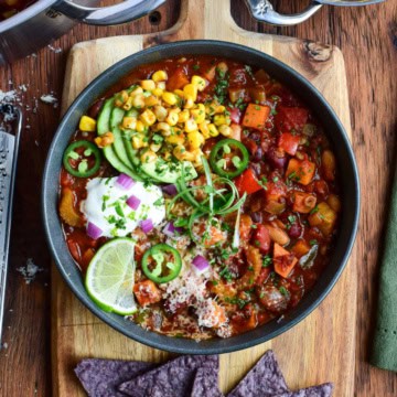 A bowl of low-sodium chili with fresh toppings.