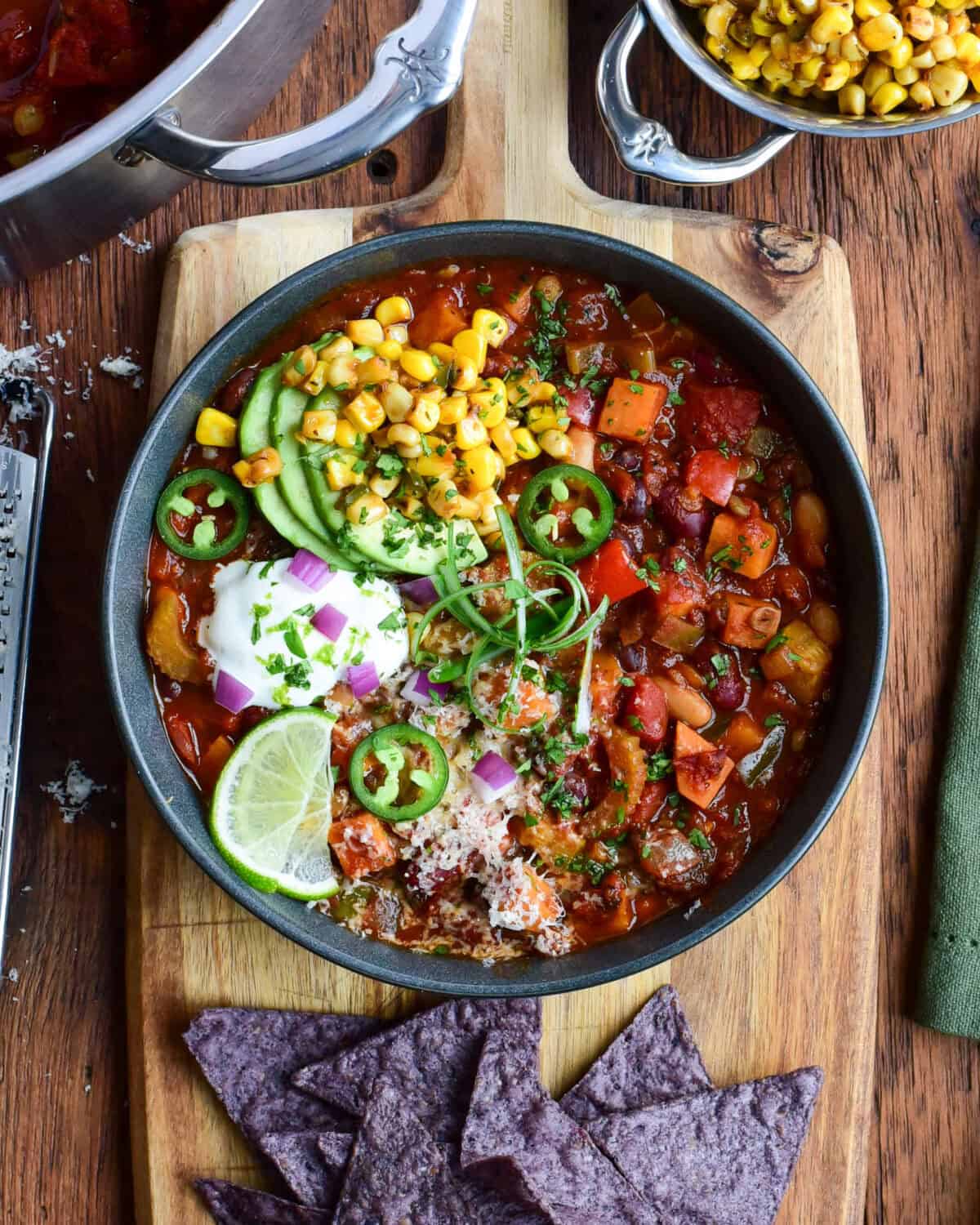 A bowl of low-sodium chili with fresh toppings.