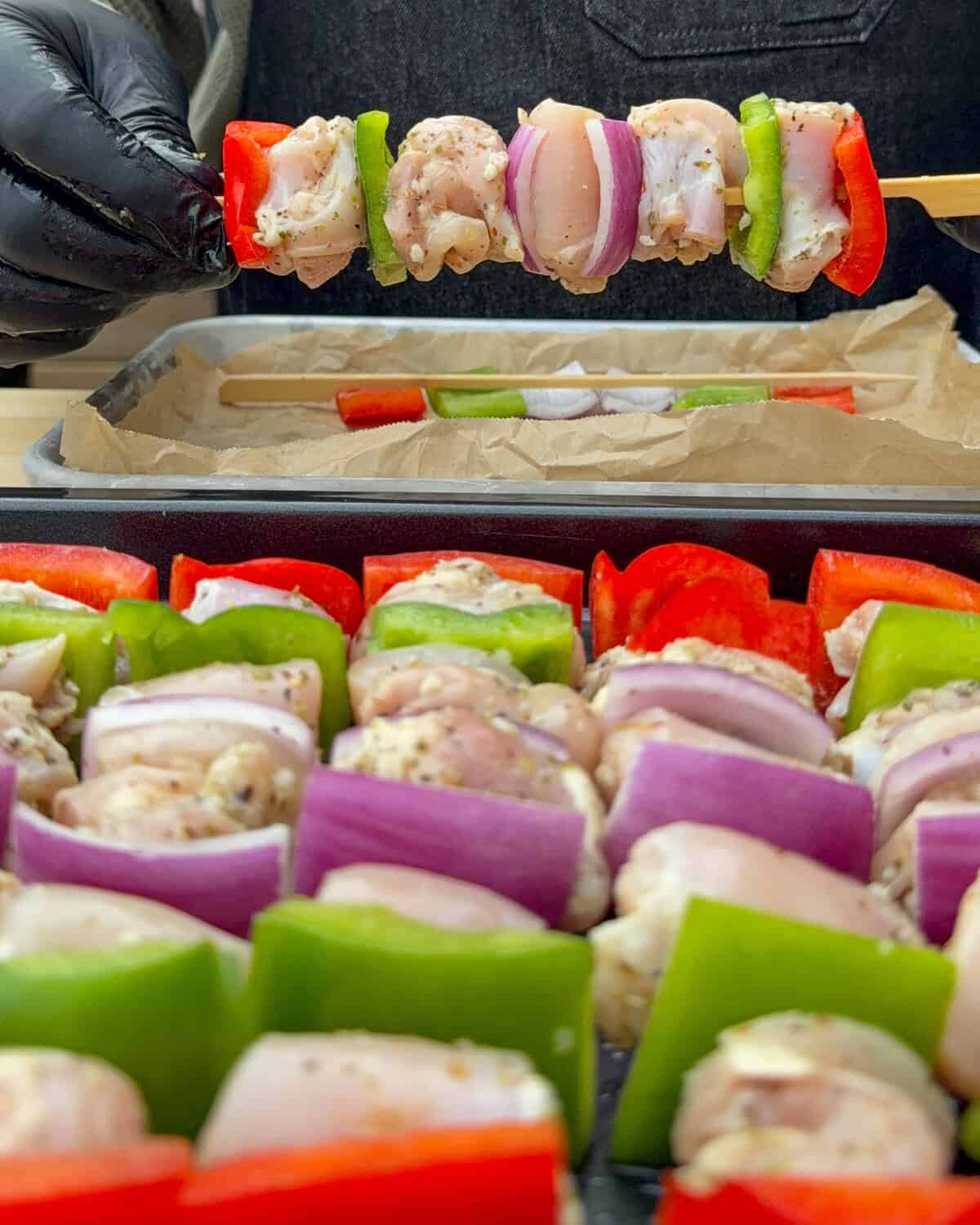 A cross-section of a chicken souvlaki skewer with vegetables.