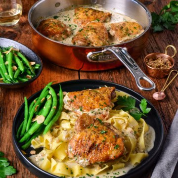 Delicious Poulet à la Moutarde served with creamy pasta and fresh green beans, perfect for a French-inspired meal.