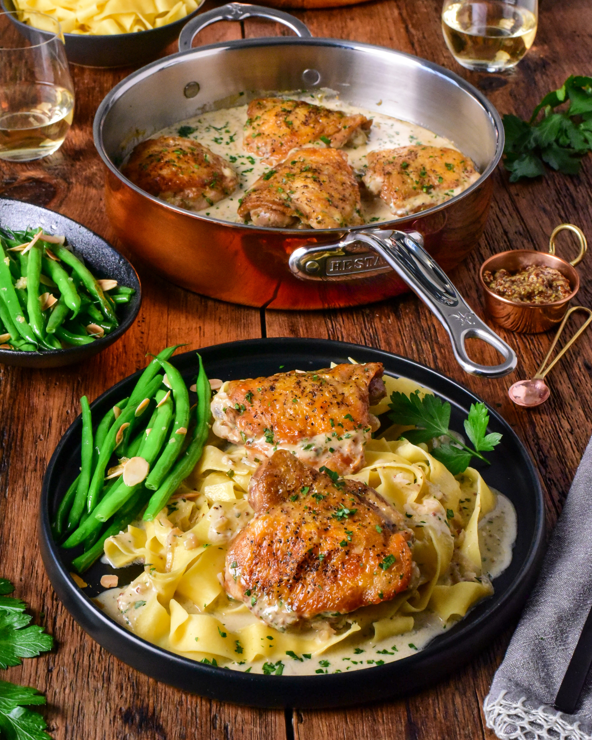 Delicious Poulet à la Moutarde served with creamy pasta and fresh green beans, perfect for a French-inspired meal.