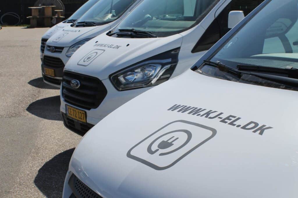 Servicebiler med logo på kølerhjem