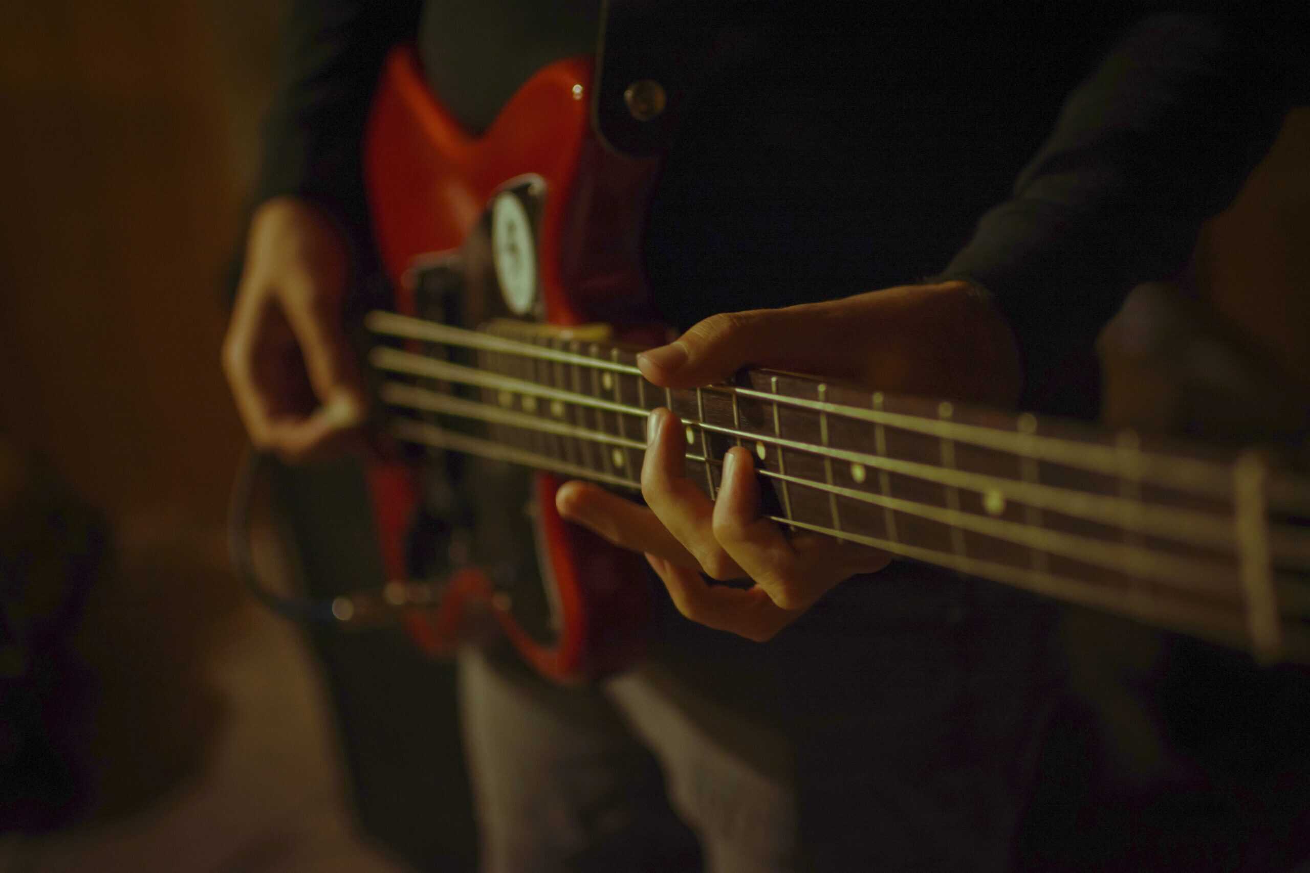 A bass player follows an online bass course