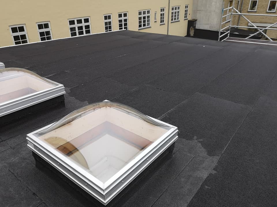 ovenlyskupler på fladt tag med tagpap