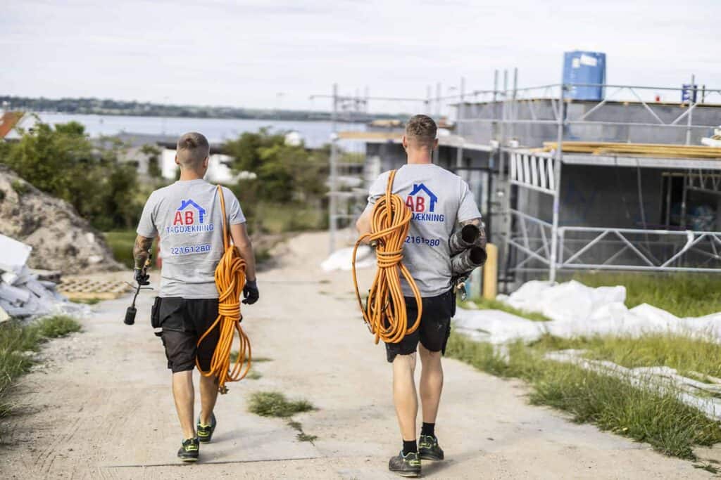 To tagdækkere fra AB Tagdækning