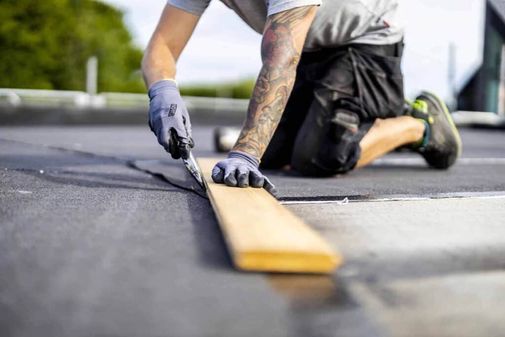 lægning af tagpap af tagdækker