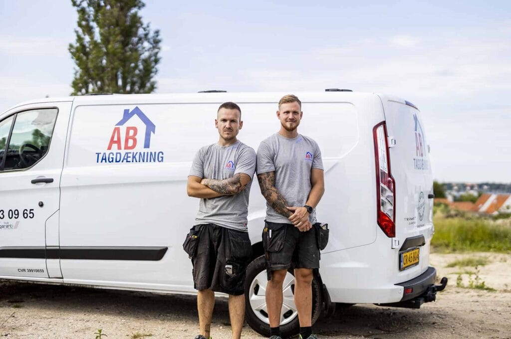 Mads og Patrick ved AB Tagdækning firmabil