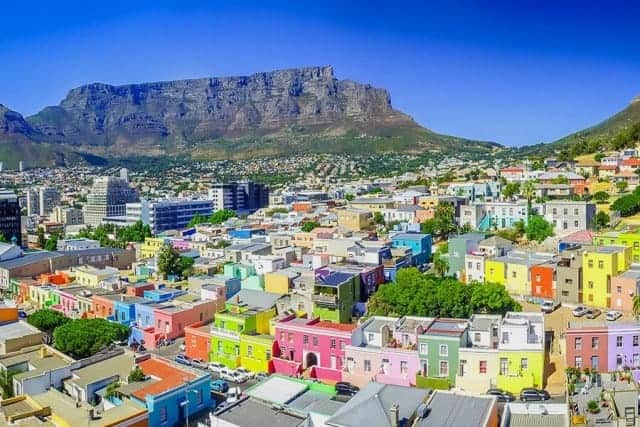 Vibrant Bo-Kaap houses with Table Mountain view, ideal for visiting Cape Town during the best season.