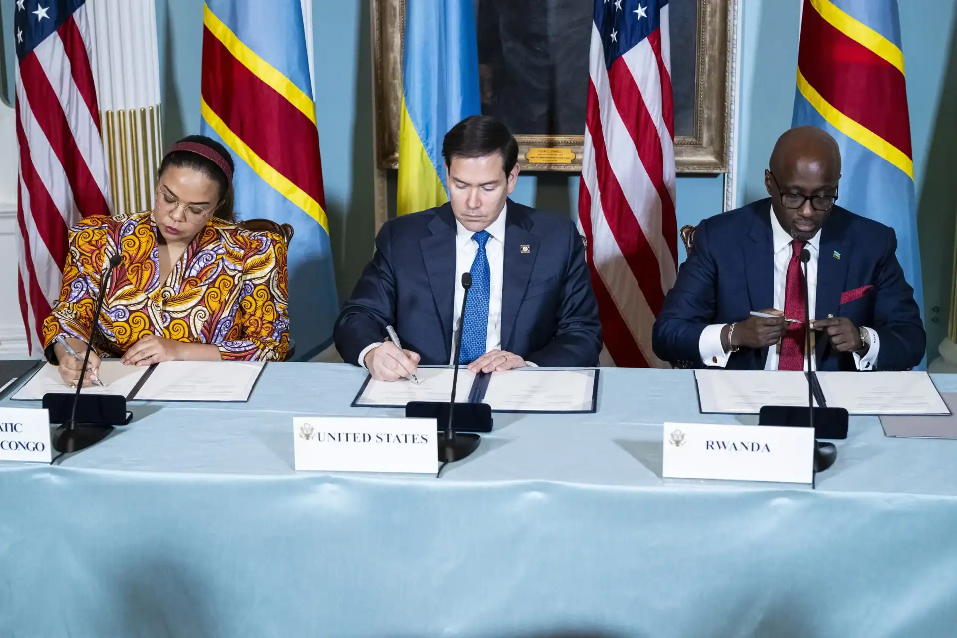 Diplomats from Rwanda, the US, and Congo sign peace agreements.