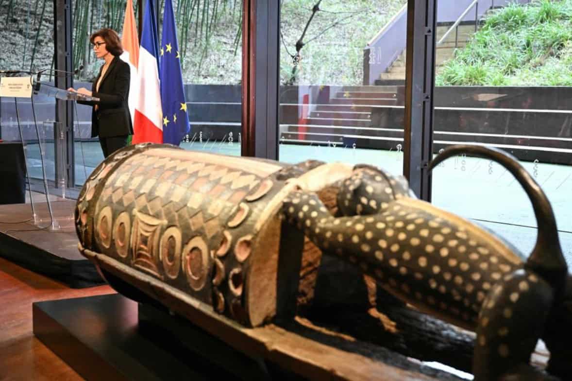 Talking drum, cultural artifact, Côte d'Ivoire, France, heritage, African music.