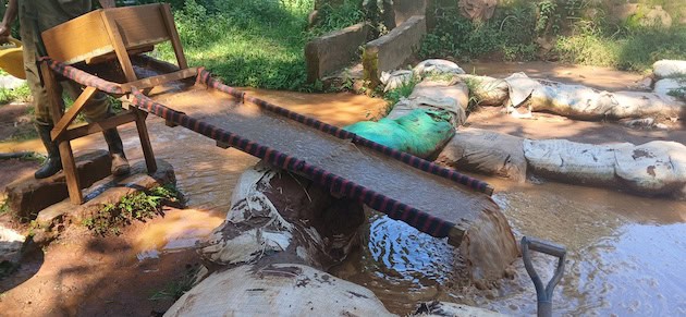 Artisanal miners in Western Kenya use traditional sluices to avoid mercury.