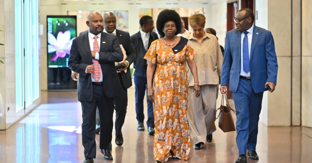 African leaders and professionals discussing innovation at a major science forum.