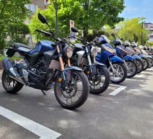 Motorräder vor Fahrschule, ideal für Motorradausbildung und Fahrlernerwerb in Zürich.
