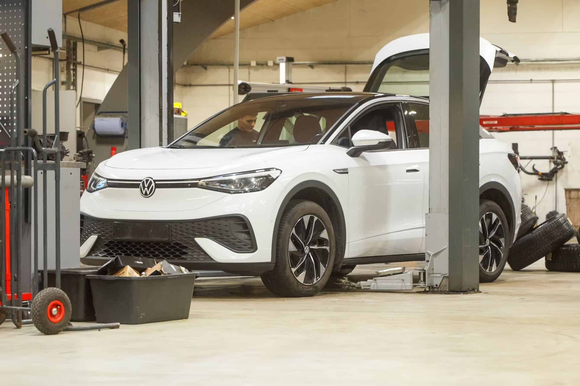 Klargøring til syn af en hvid volkswagen