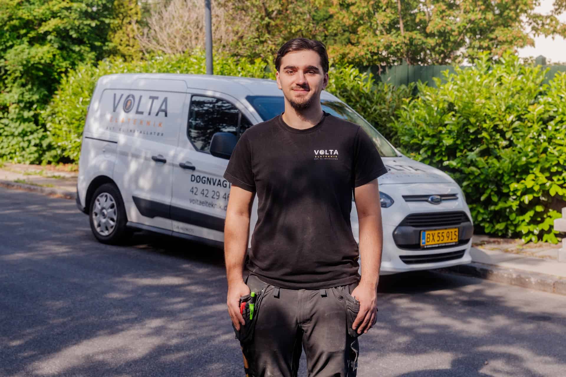 Akut elektriker foran firmabil fra Volta El & Teknik