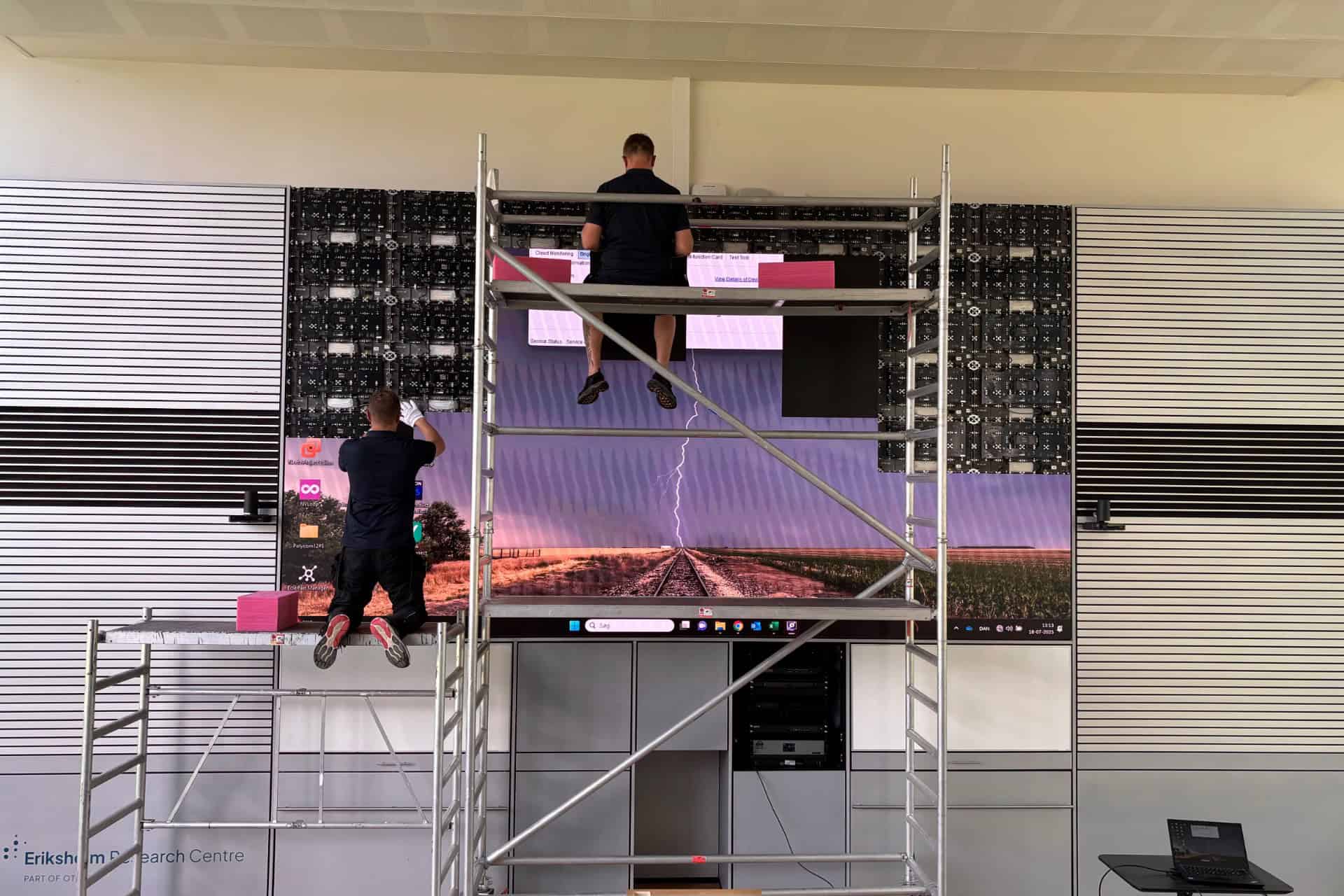 AV montører i gang med at montere en LED væg