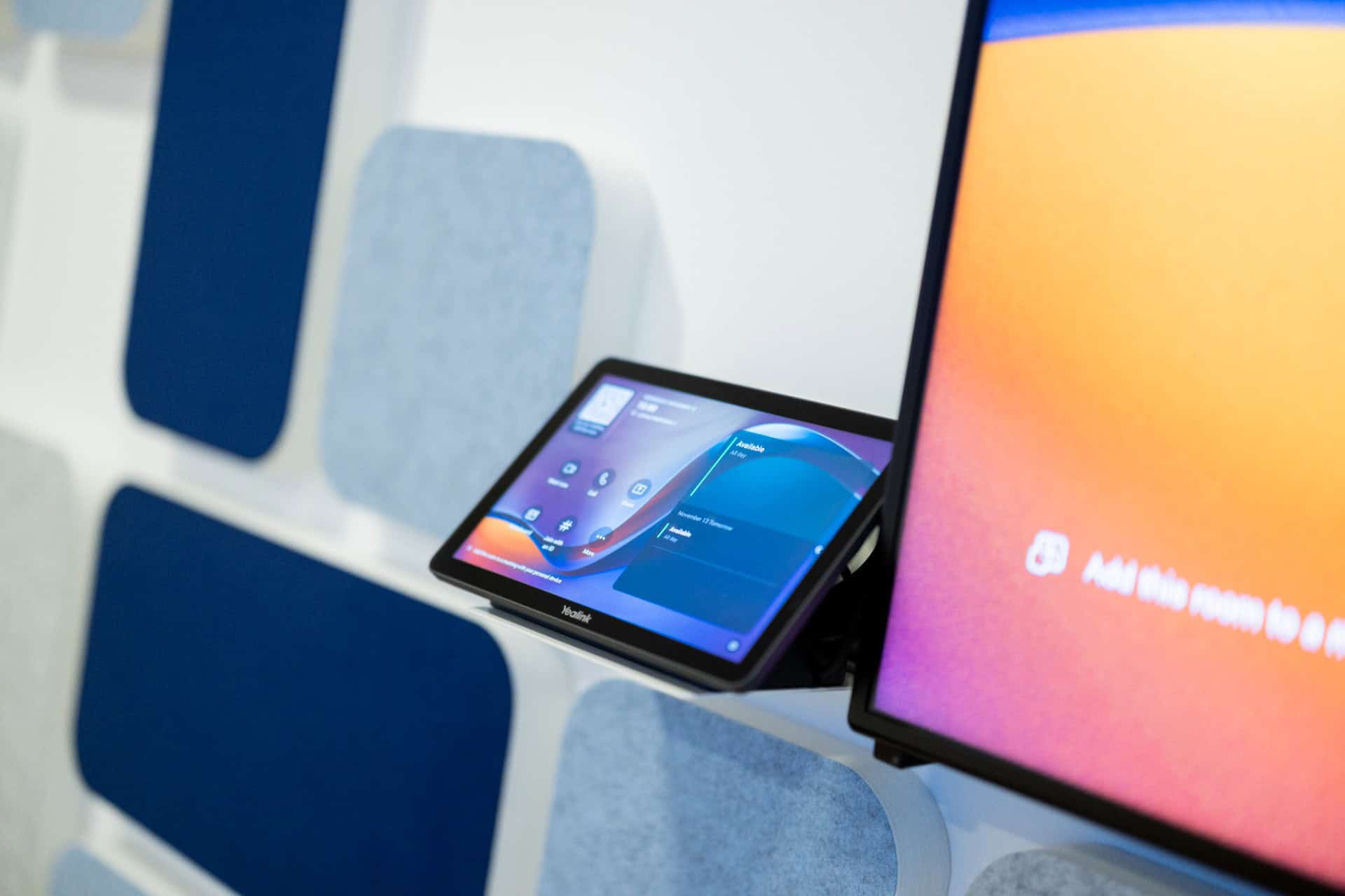 Et mødelokale, hvor der er opsat en Microsoft Teams Room (MTR) løsning for en kunde