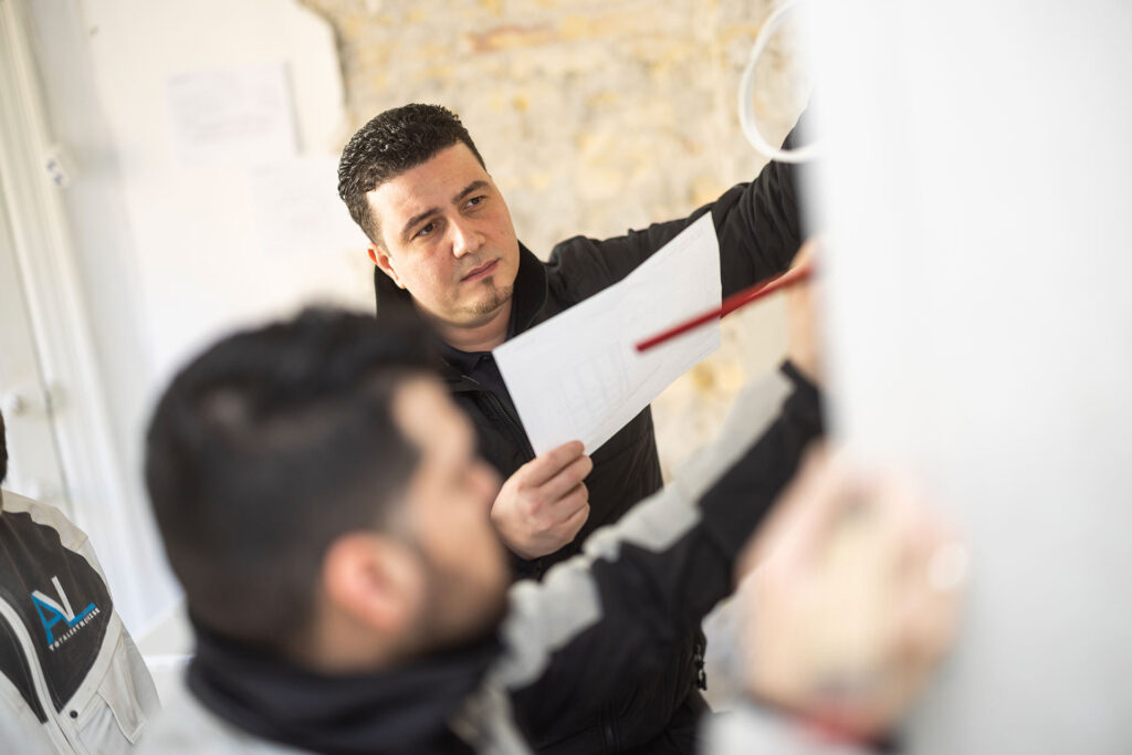 Gennemgang af byggeprojekt og plantegninger hos AV Totalentreprise.