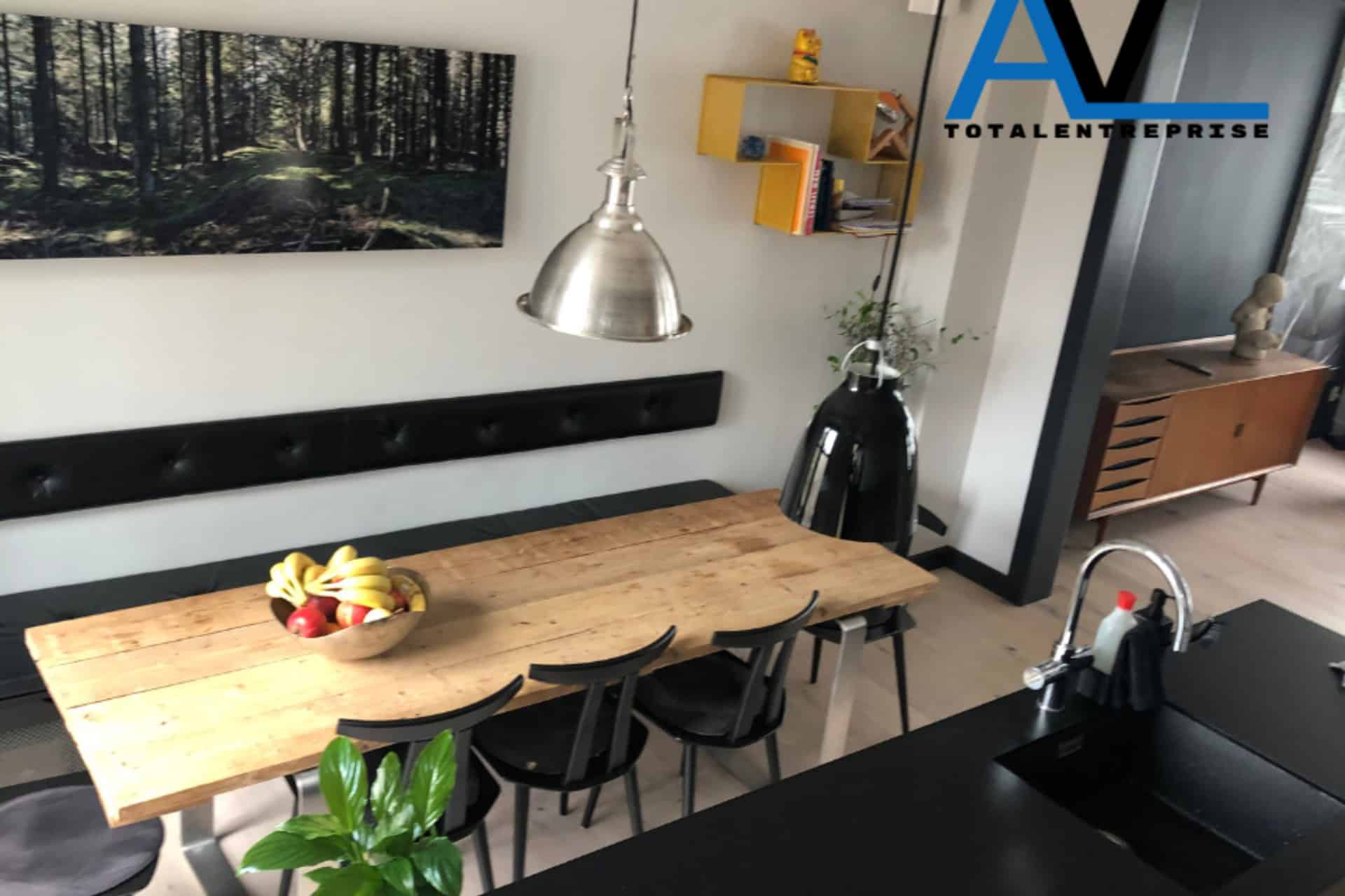 Spisebord i træ med sorte stole i moderne alrum - "AV TOTALENTREPRISE"
