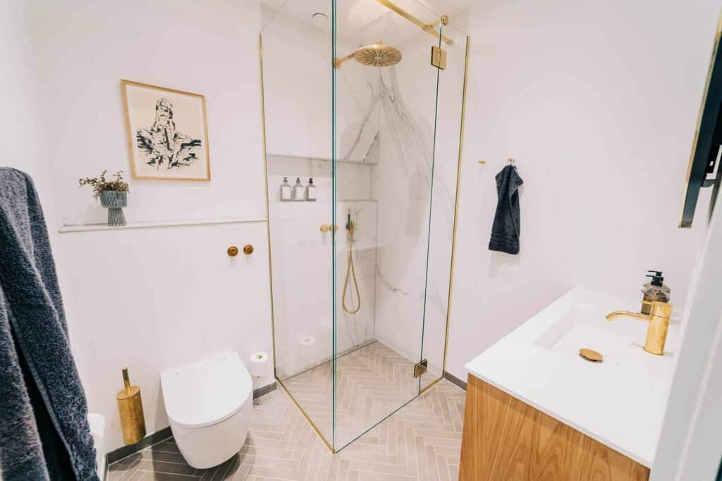 moderne lyst badeværelse