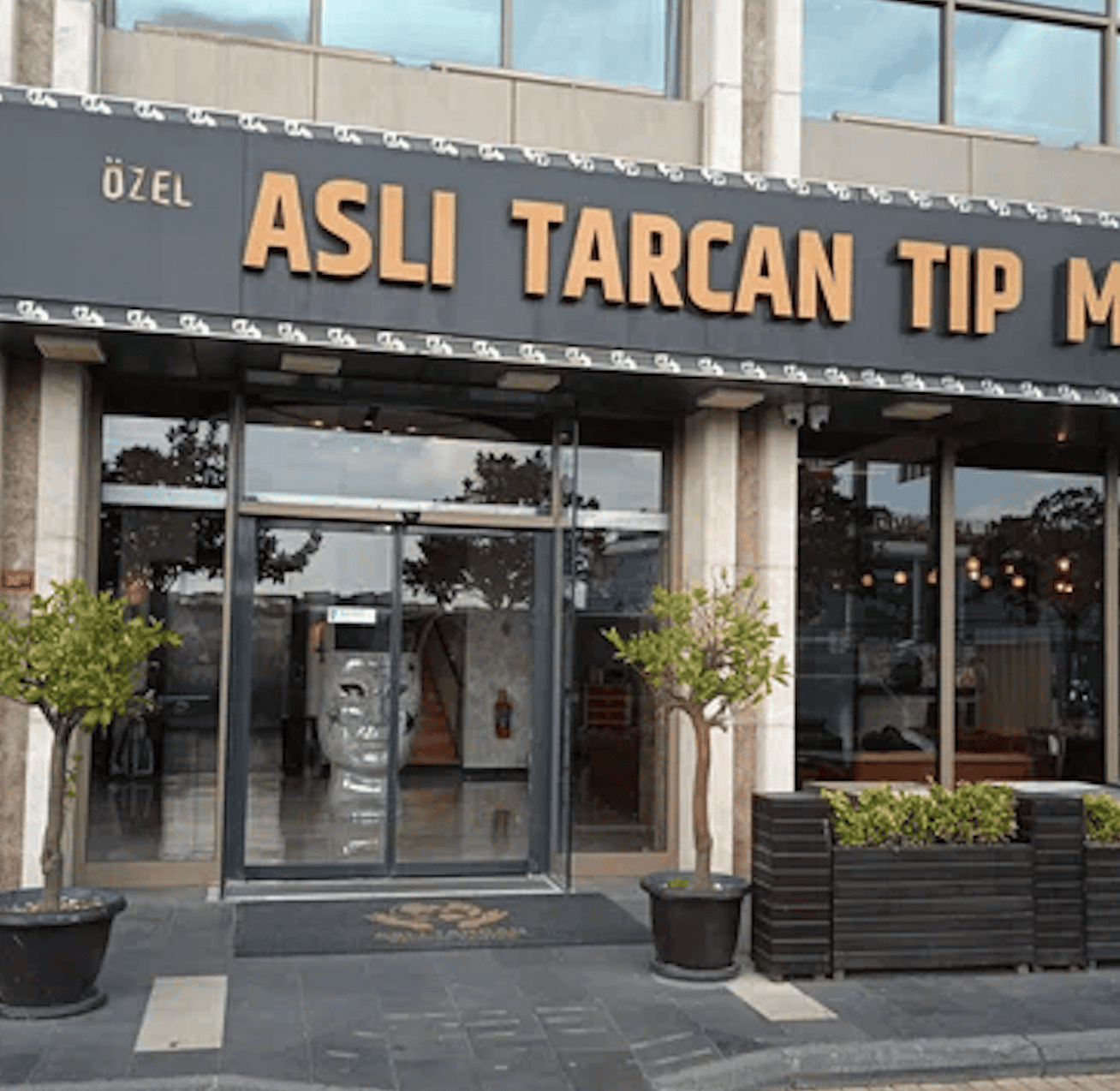 Façade extérieure de la clinique Aslı Tarcan à Istanbul, vue de l’entrée