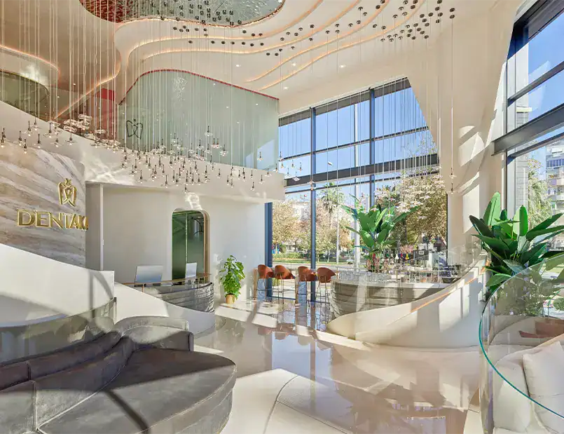 Lobby moderna e tecnologica della clinica Dentakay con scanner 3D e sistemi CAD/CAM